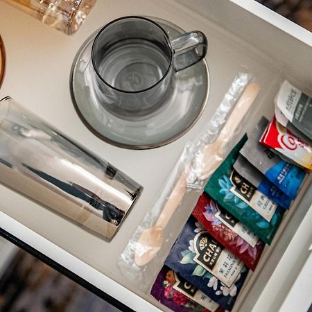 Sunworld Dynasty Hotel Beijing Wangfujing Bagian luar foto A drawer with a selection of tea bags