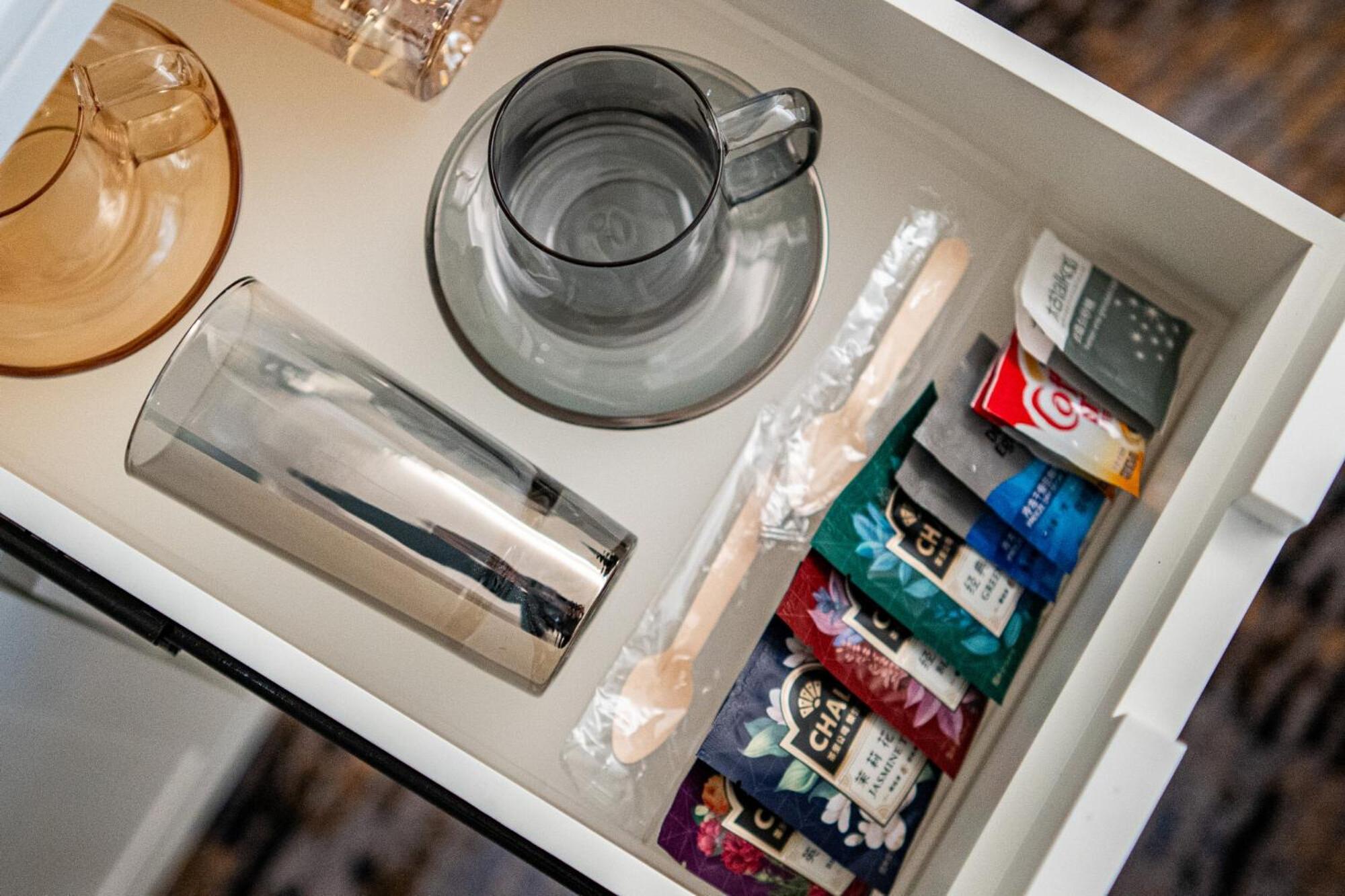 Sunworld Dynasty Hotel Beijing Wangfujing Bagian luar foto A drawer with a selection of tea bags